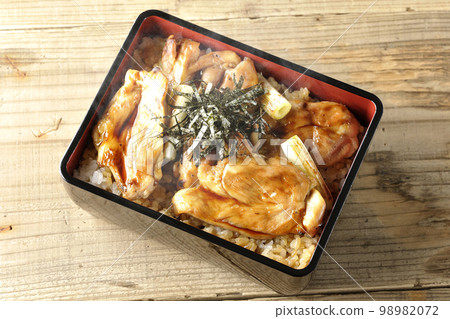 熱騰騰的炭火烤雞肉串的鳥瞰圖 98982072