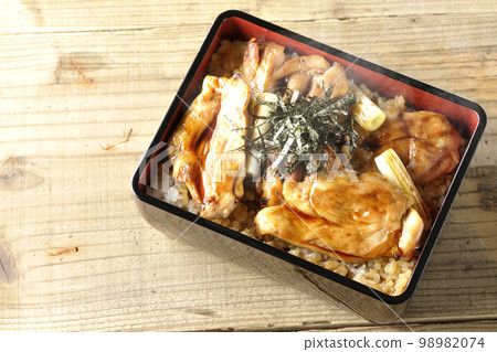 A bird's-eye view of hot charcoal-grilled yakitori with plenty of sauce A bird's-eye view of hot charcoal-grilled yakitori with plenty of sauce 98982074