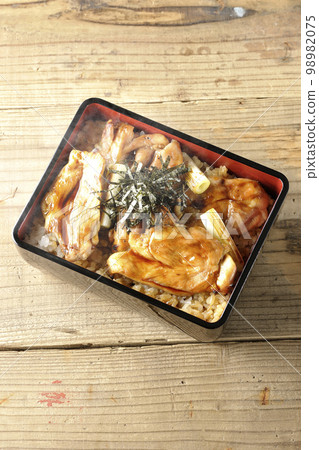 A bird's-eye view of hot charcoal-grilled yakitori with plenty of sauce 98982075