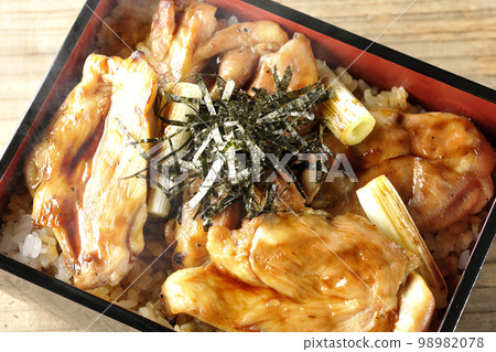 熱騰騰的炭火烤雞肉串的鳥瞰圖 98982078