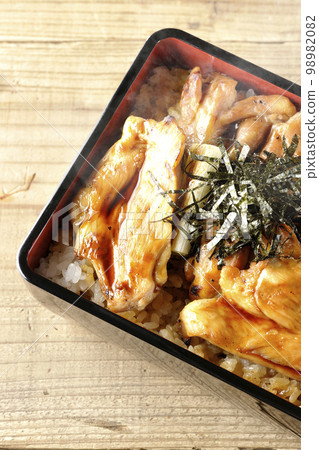 熱騰騰的炭火烤雞肉串的鳥瞰圖 98982082