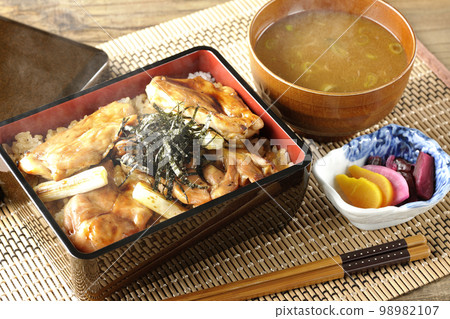 Hot charcoal-grilled chicken with plenty of sauce, miso soup and pickles 98982107