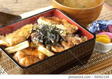 熱騰騰的炭火烤雞配上大量的醬汁、味噌湯和泡菜 98982108