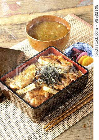 Hot charcoal-grilled chicken with plenty of sauce, miso soup and pickles Hot charcoal-grilled chicken with plenty of sauce, miso soup and pickles 98982109