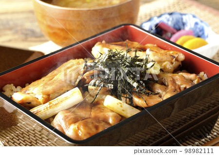 Hot charcoal-grilled chicken with plenty of sauce, miso soup and pickles Hot charcoal-grilled chicken with plenty of sauce, miso soup and pickles 98982111