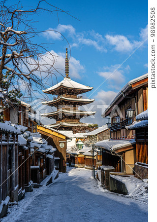 京都 2023 冬季大雪八坂塔 98982508