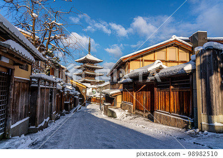 京都 2023 冬季大雪八坂塔 98982510