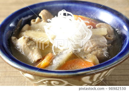 紅蘿蔔魔芋牛蒡蘿蔔熱燉豬內臟 98982530