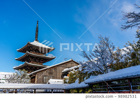 京都 2023 冬季大雪八坂塔 98982531