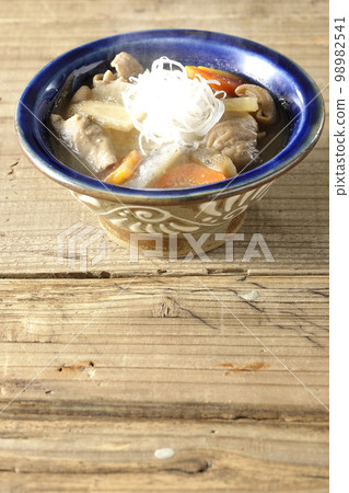 Hot pork offal stew with carrot, konjac, burdock and radish 98982541