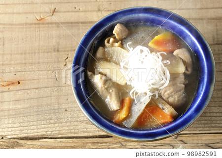 A bird's-eye view of hot pork offal stew with carrots, konjac, burdock, and radish A bird's-eye view of hot pork offal stew with carrots, konjac, burdock, and radish 98982591