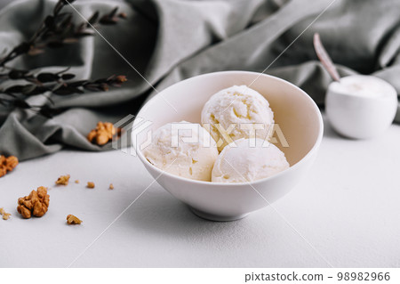 Vanilla ice cream balls with walnut 98982966