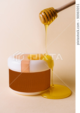 Honey drips into natural spa formula for skincare 98983051