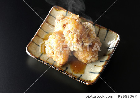 黑色背景上的火雞 Tatsuta-age 與磨碎的橙子醬的鳥瞰圖 98983067