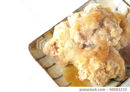 白色背景上的火雞 Tatsuta-age 與磨碎的橙子醬的鳥瞰圖 白色背景上的火雞 Tatsuta-age 與磨碎的橙子醬的鳥瞰圖 98983233