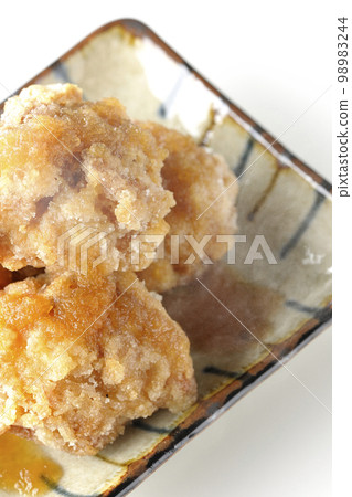 白色背景上的火雞 Tatsuta-age 與磨碎的橙子醬的鳥瞰圖 白色背景上的火雞 Tatsuta-age 與磨碎的橙子醬的鳥瞰圖 98983244