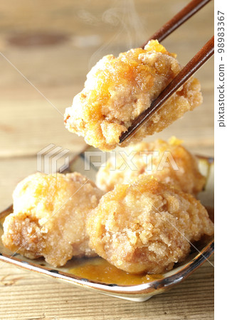 Hot Tatsuta-age chicken topped with grated daikon radish and ponzu sauce Hot Tatsuta-age chicken topped with grated daikon radish and ponzu sauce 98983367