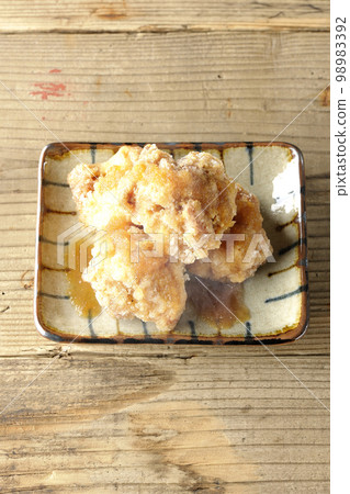 A bird's-eye view of piping hot chicken Tatsuta-age topped with grated radish and ponzu A bird's-eye view of piping hot chicken Tatsuta-age topped with grated radish and ponzu 98983392