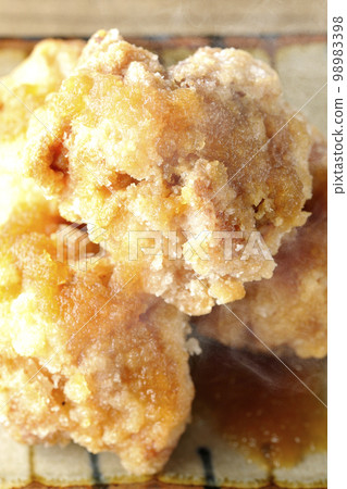 A bird's-eye view of piping hot chicken Tatsuta-age topped with grated radish and ponzu A bird's-eye view of piping hot chicken Tatsuta-age topped with grated radish and ponzu 98983398