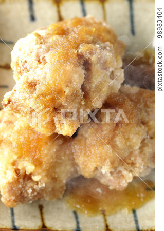 鳥瞰熱氣騰騰的龍田雞配上蘿蔔泥和橙子 鳥瞰熱氣騰騰的龍田雞配上蘿蔔泥和橙子 98983404