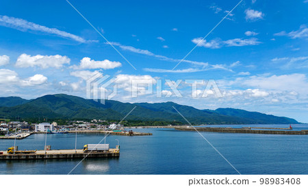 新潟縣佐渡島兩津港與渡輪碼頭的風景 新潟縣佐渡島兩津港與渡輪碼頭的風景 98983408