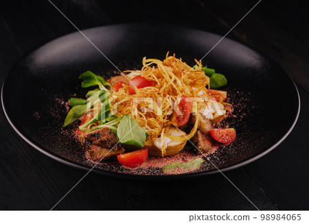Traditional dry aged sliced roast beef with fried onion chips 98984065