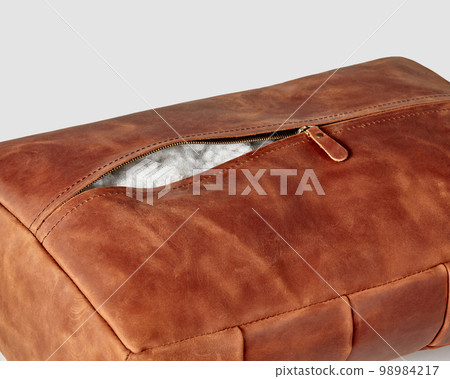 Hand-stitched copper-colored leather footrest with zipper and holofiber filling 98984217