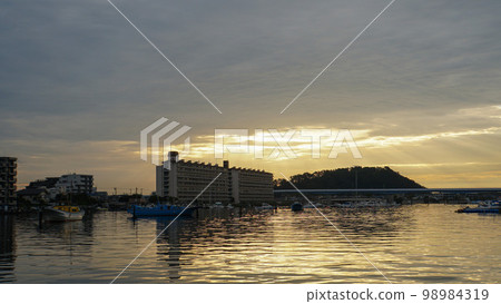 Port scenery of Kanazawa Hakkei at dawn 98984319