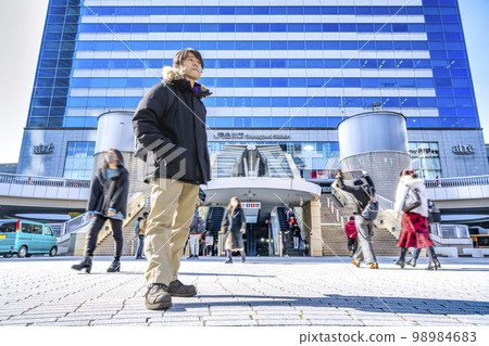 從品川站前往辦公室的商人 98984683