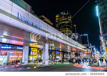 日本六本木的東京城市景觀在晚上。後面的六本木Hills 98984684