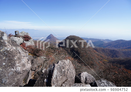 群馬縣澀川市榛名山脈從二嶽山頂附近眺望明嶽山 2022 年 11 月 3 日 群馬縣澀川市榛名山脈從二嶽山頂附近眺望明嶽山 2022 年 11 月 3 日 98984752