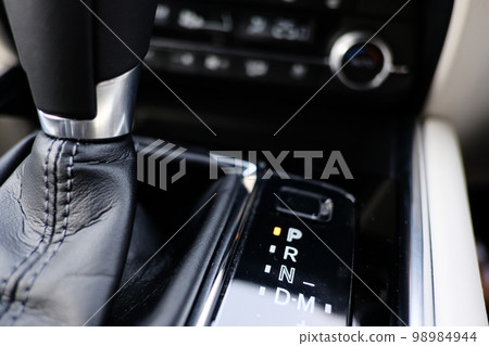 豪華國產車換檔旋鈕周圍 豪華國產車換檔旋鈕周圍 98984944