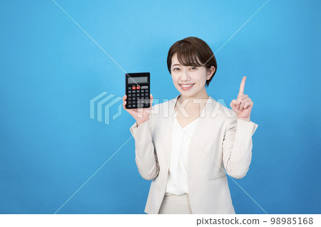 藍色背景中拿著計算器微笑的女人 98985168