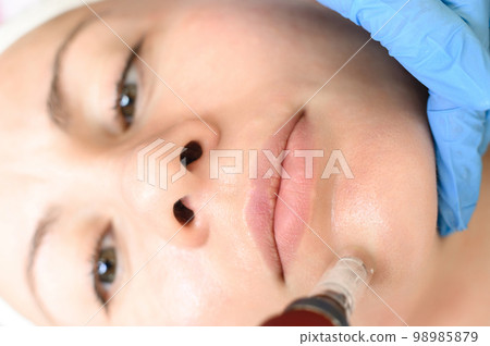 The process of rejuvenation and moisturizing with the help of the darsonval cosmetology device. 98985879