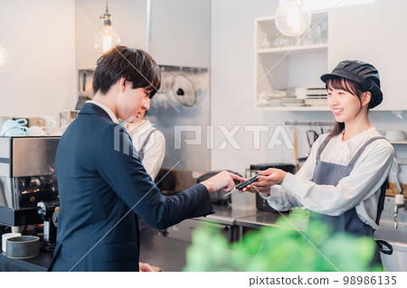 在咖啡館進行信用卡付款的商人 在咖啡館進行信用卡付款的商人 98986135