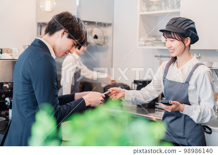 在咖啡館進行信用卡付款的商人 98986140