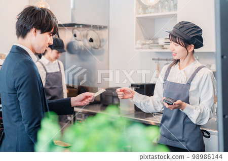 Businessman making credit card payment at a cafe 98986144