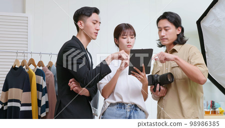 Photographer discusses detail 98986385