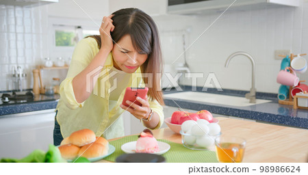 female photographer take pictures 98986624