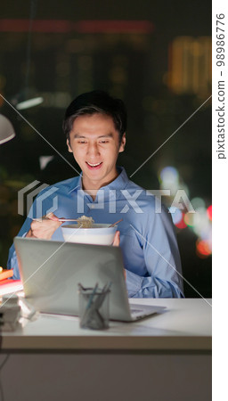 Business man late meal 98986776