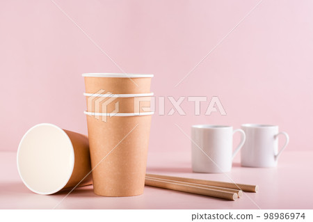 Choice between disposable paper cups and ceramic cups. Zero waste, environmental protection. Choice between disposable paper cups and ceramic cups. Zero waste, environmental protection. 98986974