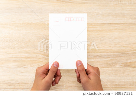 拿著明信片的手 拿著明信片的手 98987151