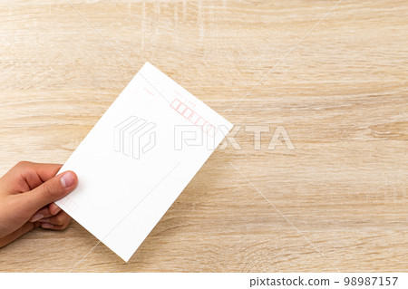 拿著明信片的手 98987157