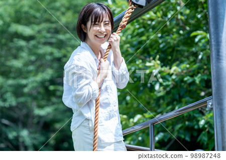 參加田徑運動的活躍女性 98987248