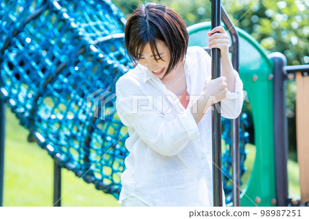 參加田徑運動的活躍女性 98987251