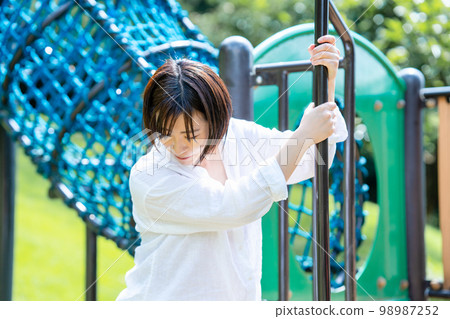 參加田徑運動的活躍女性 98987252