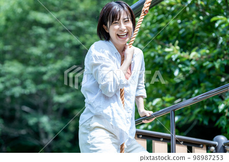 Active woman playing athletics 98987253