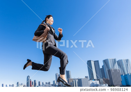 職業女性跑過 98988124