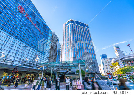 Yokohama cityscape in Japan February. View of Yokohama Takashimaya and Yokohama Bay Sheraton Hotel, etc., shining in clear winter weather 98988181