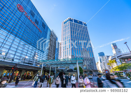 日本 2 月的橫濱市景。橫濱高島屋和橫濱灣喜來登酒店等的景觀在晴朗的冬季天氣中閃耀 98988182